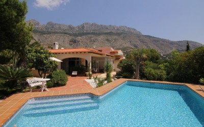 Jolie villa, de plein pied, sur un grand terrain, avec piscine chauffée et belles vues sur les montagnes.